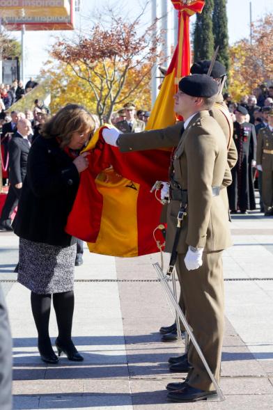 Ciudadano jurando bandera en Plaza Mayor de Alcobendas