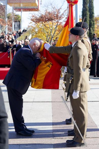 Ciudadano jurando bandera en Plaza Mayor de Alcobendas