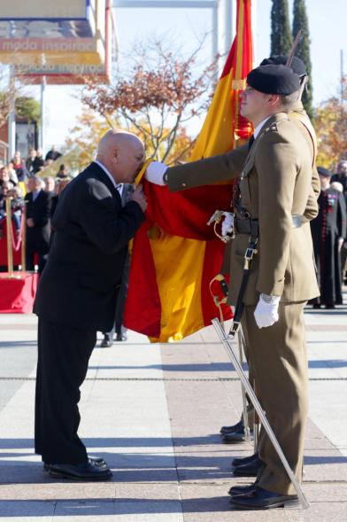 Ciudadano jurando bandera en Plaza Mayor de Alcobendas