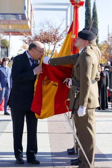 Ciudadano jurando bandera en Plaza Mayor de Alcobendas