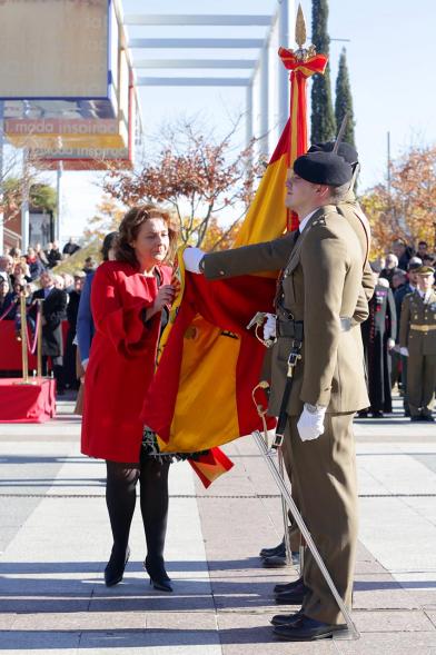 Ciudadano jurando bandera en Plaza Mayor de Alcobendas