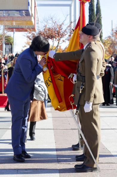 Ciudadano jurando bandera en Plaza Mayor de Alcobendas