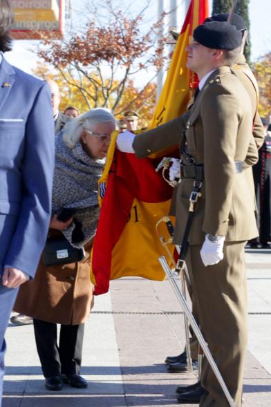 Ciudadano jurando bandera en Plaza Mayor de Alcobendas