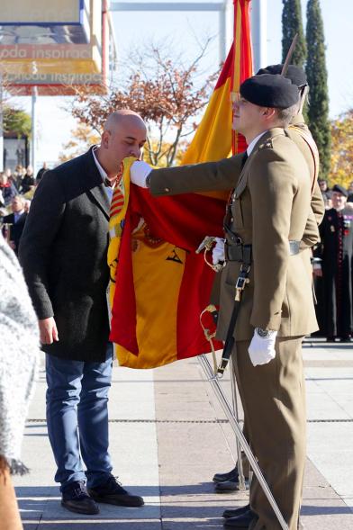 Ciudadano jurando bandera en Plaza Mayor de Alcobendas