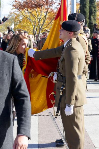 Ciudadano jurando bandera en Plaza Mayor de Alcobendas