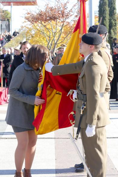 Ciudadano jurando bandera en Plaza Mayor de Alcobendas