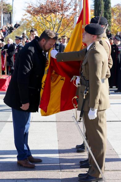 Ciudadano jurando bandera en Plaza Mayor de Alcobendas