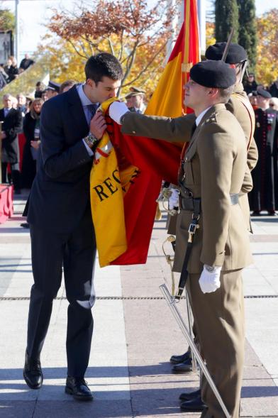 Ciudadano jurando bandera en Plaza Mayor de Alcobendas