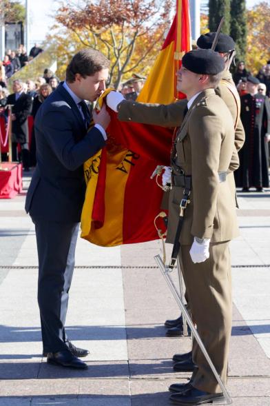 Ciudadano jurando bandera en Plaza Mayor de Alcobendas