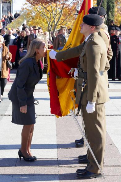 Ciudadano jurando bandera en Plaza Mayor de Alcobendas