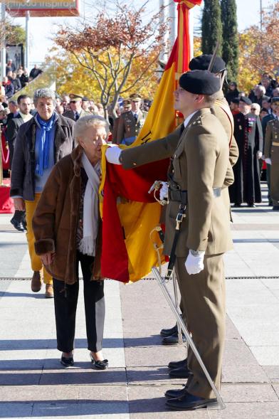 Ciudadano jurando bandera en Plaza Mayor de Alcobendas