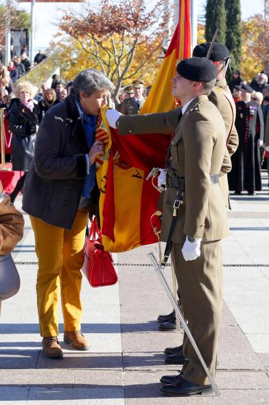 Ciudadano jurando bandera en Plaza Mayor de Alcobendas