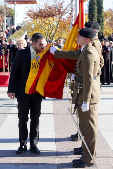 Detalle ciudadano jurando bandera en Plaza Mayor