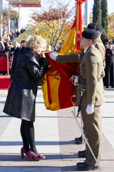 Ciudadano jurando bandera en Plaza Mayor de Alcobendas