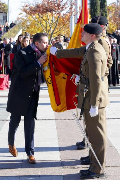 Ciudadano jurando bandera en Plaza Mayor de Alcobendas