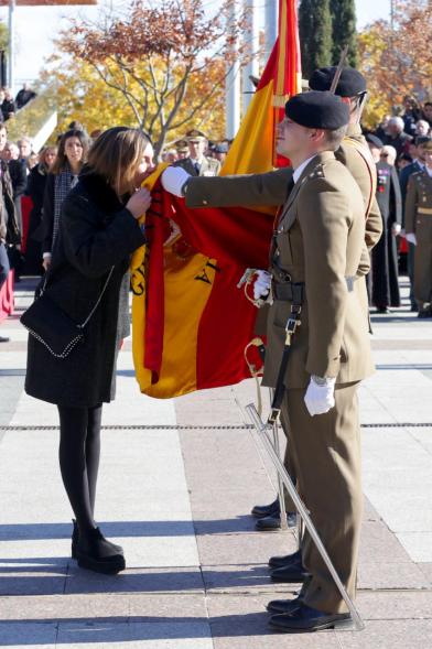 Ciudadano jurando bandera en Plaza Mayor de Alcobendas