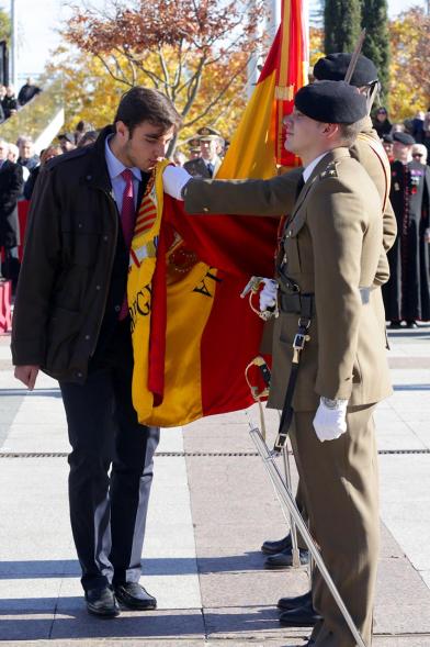 Ciudadano jurando bandera en Plaza Mayor de Alcobendas