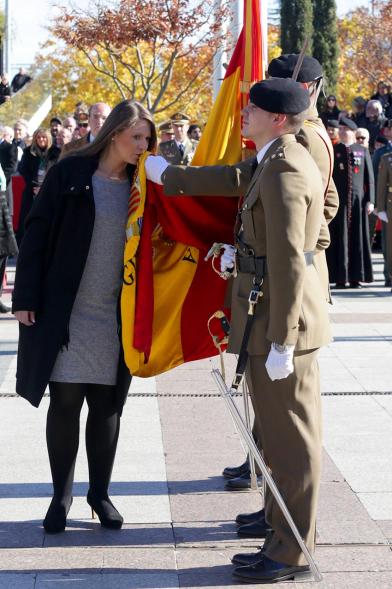 Ciudadano jurando bandera en Plaza Mayor de Alcobendas