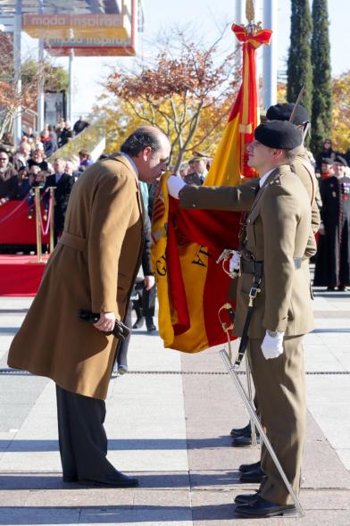 Ciudadano jurando bandera en Plaza Mayor de Alcobendas