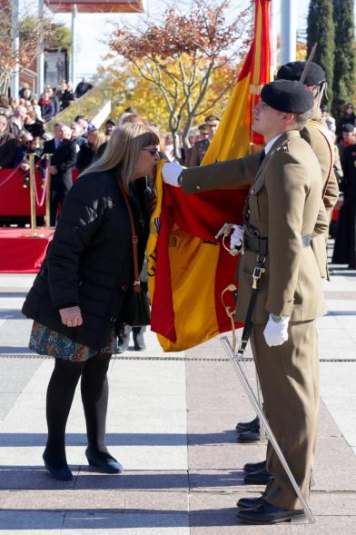 Ciudadano jurando bandera en Plaza Mayor de Alcobendas