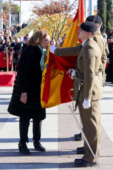 Ciudadano jurando bandera en Plaza Mayor de Alcobendas