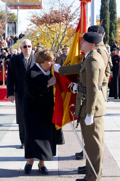 Ciudadano jurando bandera en Plaza Mayor de Alcobendas