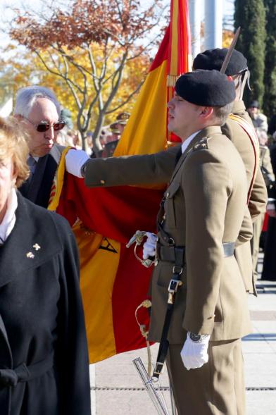 Ciudadano jurando bandera en Plaza Mayor de Alcobendas