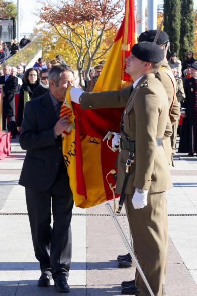 Ciudadano jurando bandera en Plaza Mayor de Alcobendas