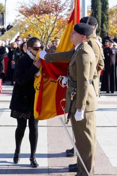 Ciudadano jurando bandera en Plaza Mayor de Alcobendas