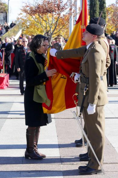 Ciudadano jurando bandera en Plaza Mayor de Alcobendas