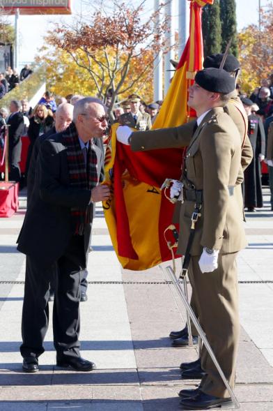 Ciudadano jurando bandera en Plaza Mayor de Alcobendas