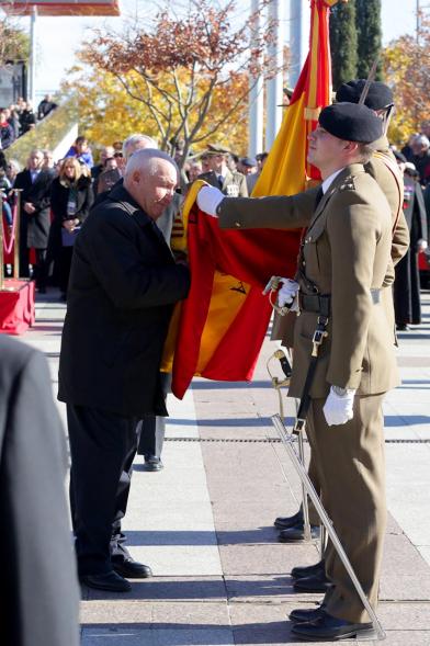 Ciudadano jurando bandera en Plaza Mayor de Alcobendas