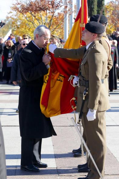 Ciudadano jurando bandera en Plaza Mayor de Alcobendas