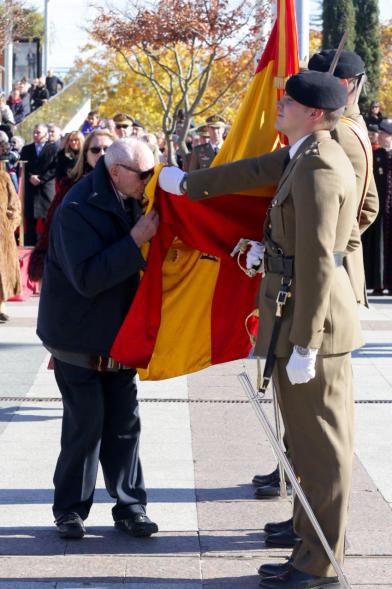 Ciudadano jurando bandera en Plaza Mayor de Alcobendas