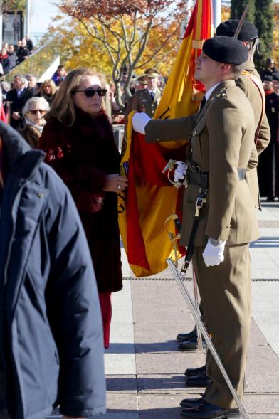 Ciudadano jurando bandera en Plaza Mayor de Alcobendas