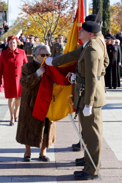 Ciudadano jurando bandera en Plaza Mayor de Alcobendas