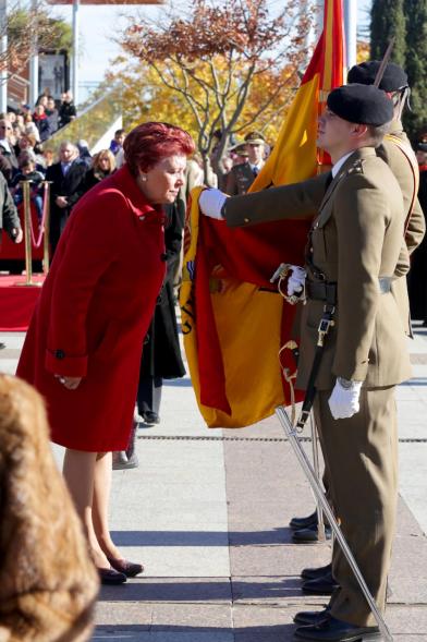Ciudadano jurando bandera en Plaza Mayor de Alcobendas
