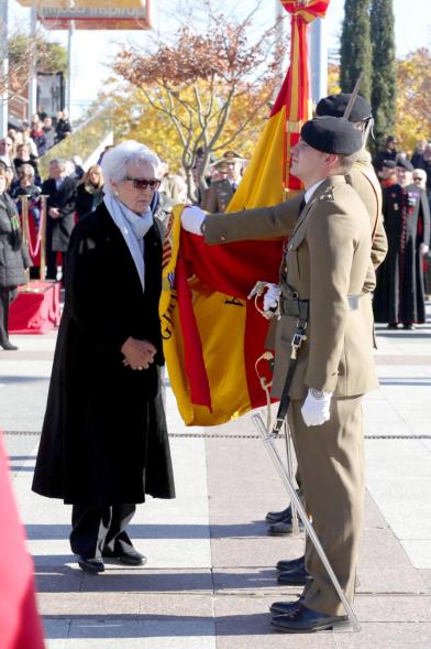 Ciudadano jurando bandera en Plaza Mayor de Alcobendas