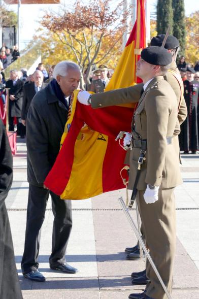 Ciudadano jurando bandera en Plaza Mayor de Alcobendas