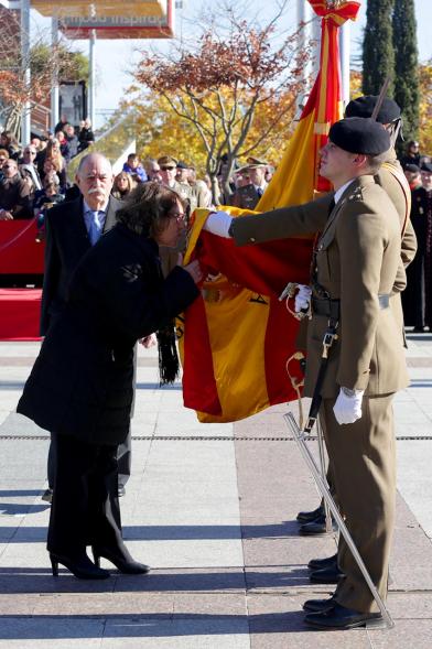 Ciudadano jurando bandera en Plaza Mayor de Alcobendas
