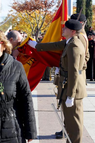 Ciudadano jurando bandera en Plaza Mayor de Alcobendas