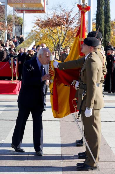 Ciudadano jurando bandera en Plaza Mayor de Alcobendas
