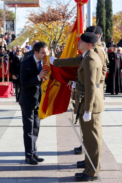 Ciudadano jurando bandera en Plaza Mayor de Alcobendas
