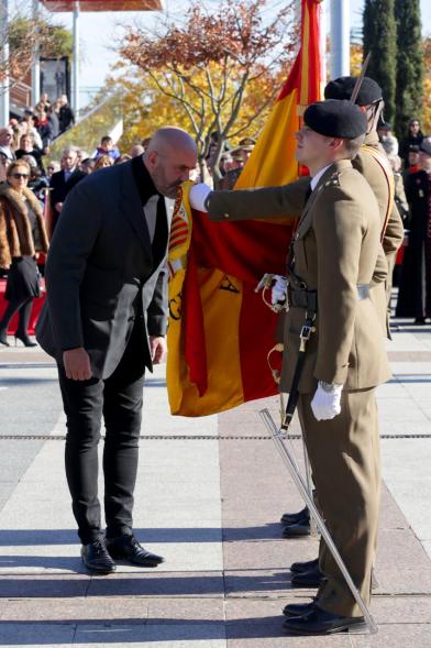 Ciudadano jurando bandera en Plaza Mayor de Alcobendas