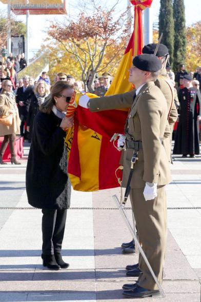 Ciudadano jurando bandera en Plaza Mayor de Alcobendas