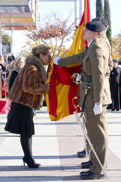 Ciudadano jurando bandera en Plaza Mayor de Alcobendas