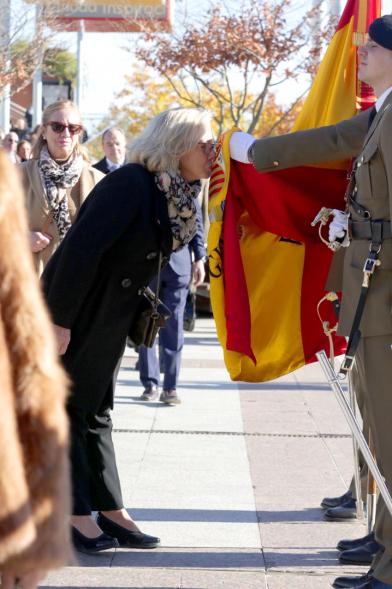 Ciudadano jurando bandera en Plaza Mayor de Alcobendas