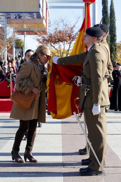 Ciudadano jurando bandera en Plaza Mayor de Alcobendas