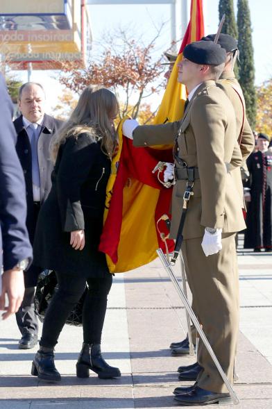 Ciudadano jurando bandera en Plaza Mayor de Alcobendas