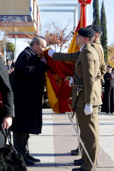 Ciudadano jurando bandera en Plaza Mayor de Alcobendas